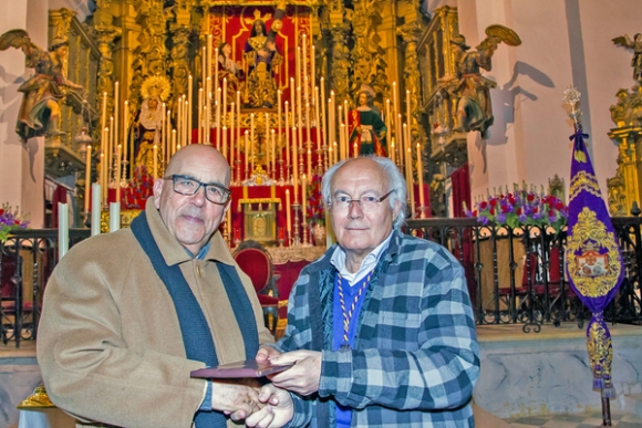 Marcelino Porquicho con el Director Espiritual de la Cofradía del Nazareno