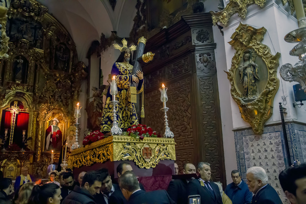 Traslado al altar del Quinario / Trekant Media